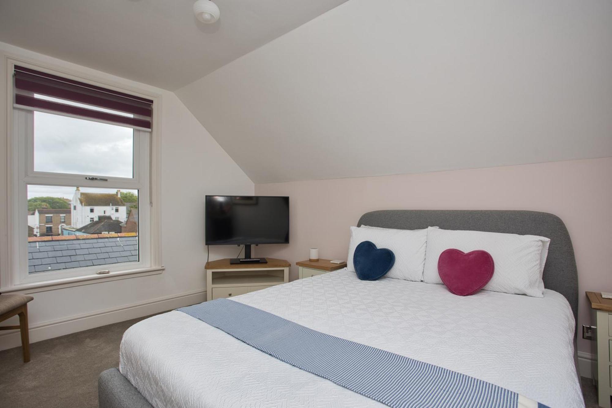 Spacious Seaside Escape In The Heart Of Deal, 4 Mins From The Beach Exterior foto
